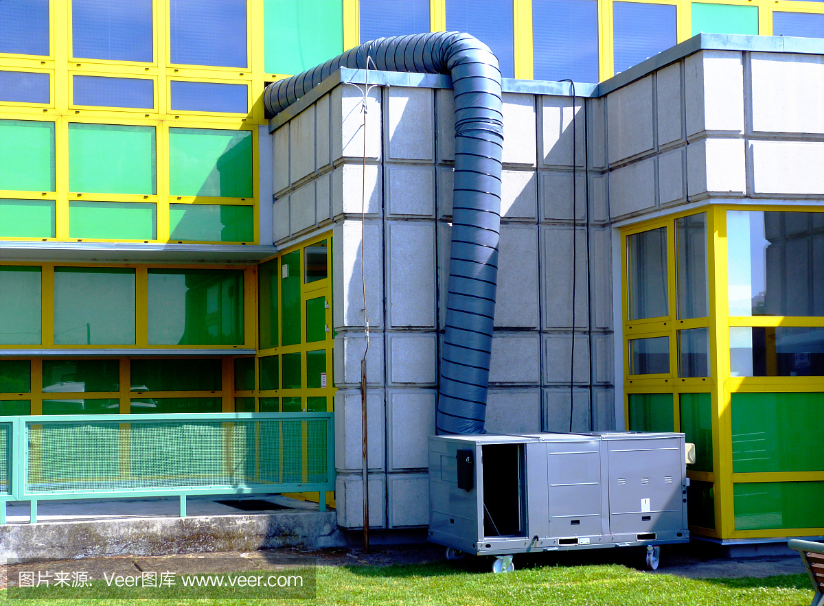 移动工业空调机组与大软管连接到现代建筑外部